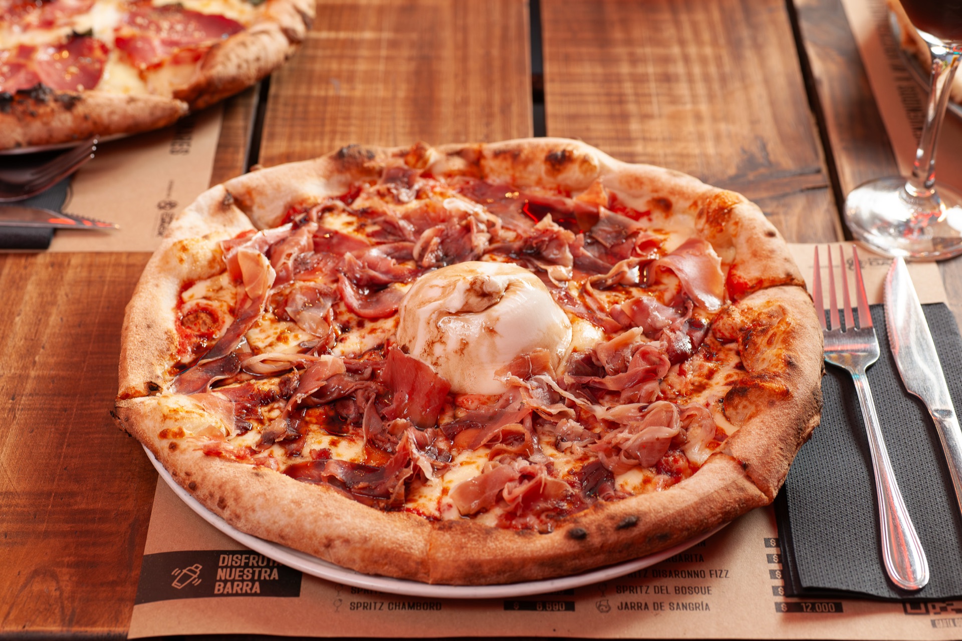 Pizza Rossi con burrata y prosciutto